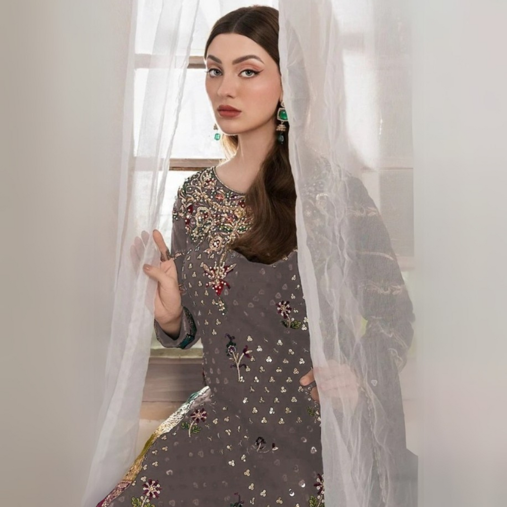 Luxurious Regal Elegance: A Masterpiece of Embroidery and Grandeur