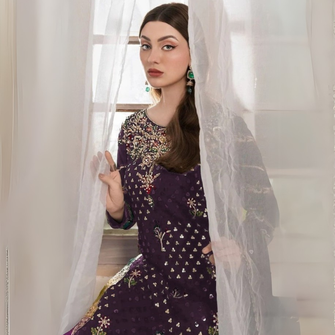 Luxurious Regal Elegance: A Masterpiece of Embroidery and Grandeur