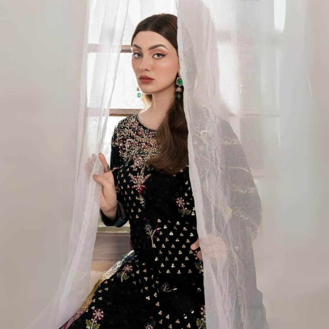 Luxurious Regal Elegance: A Masterpiece of Embroidery and Grandeur